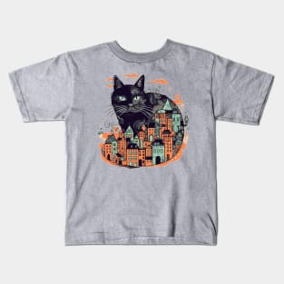 Black cat sitting in front of a colourful city Kids T-Shirt